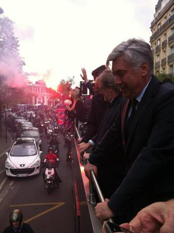 Sull'ultimo piano del pullman che taglia una Parigi in festa: ecco Carlo Ancelotti sorridente